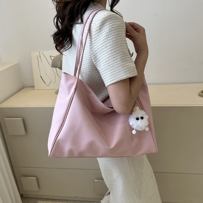 กระเป๋าใบใหญ่แฟชั่นใส่ของได้เยอะหนัง pu มีซิปด้วยนะคะมีพวงกุญแจแถมด้วยน่ารักค่ะ