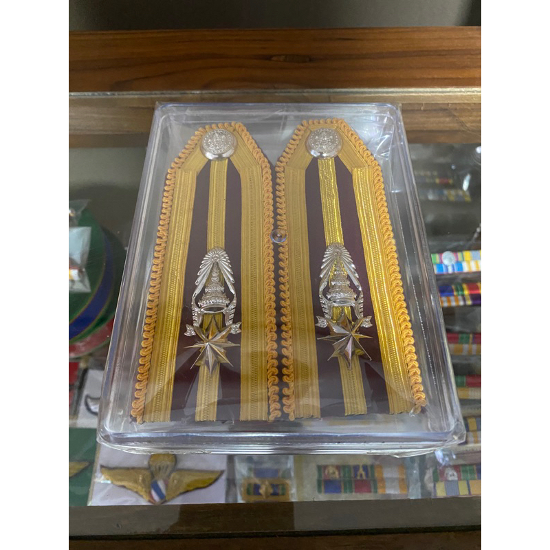 บ่าอินธนูชุดขาวนายตำรวจยศพันตรี