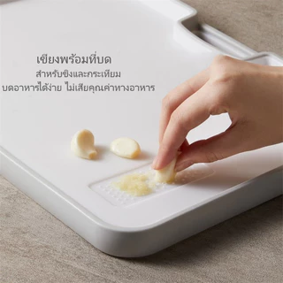 Living Thai เขียงพลาสติก ใช้ได้ทั้งสองด้าน กันเชื้อรา มีขอบกันน้ำหก