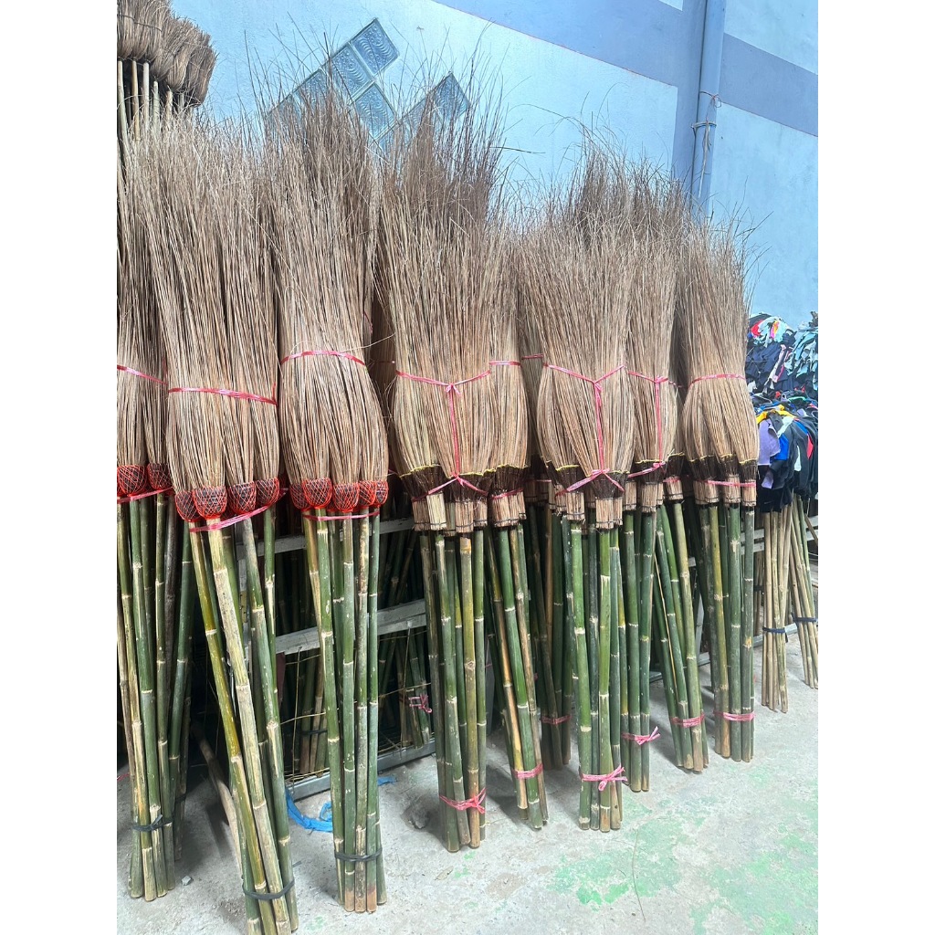 ไม้กวาดทางมะพร้าวทำมือ งาน OTOP (แบบหัวกลมพันยาง) อย่างดี ด้ามยาว 120 ซม. แข็งเเรง ทนทาน - รูปที่ 7