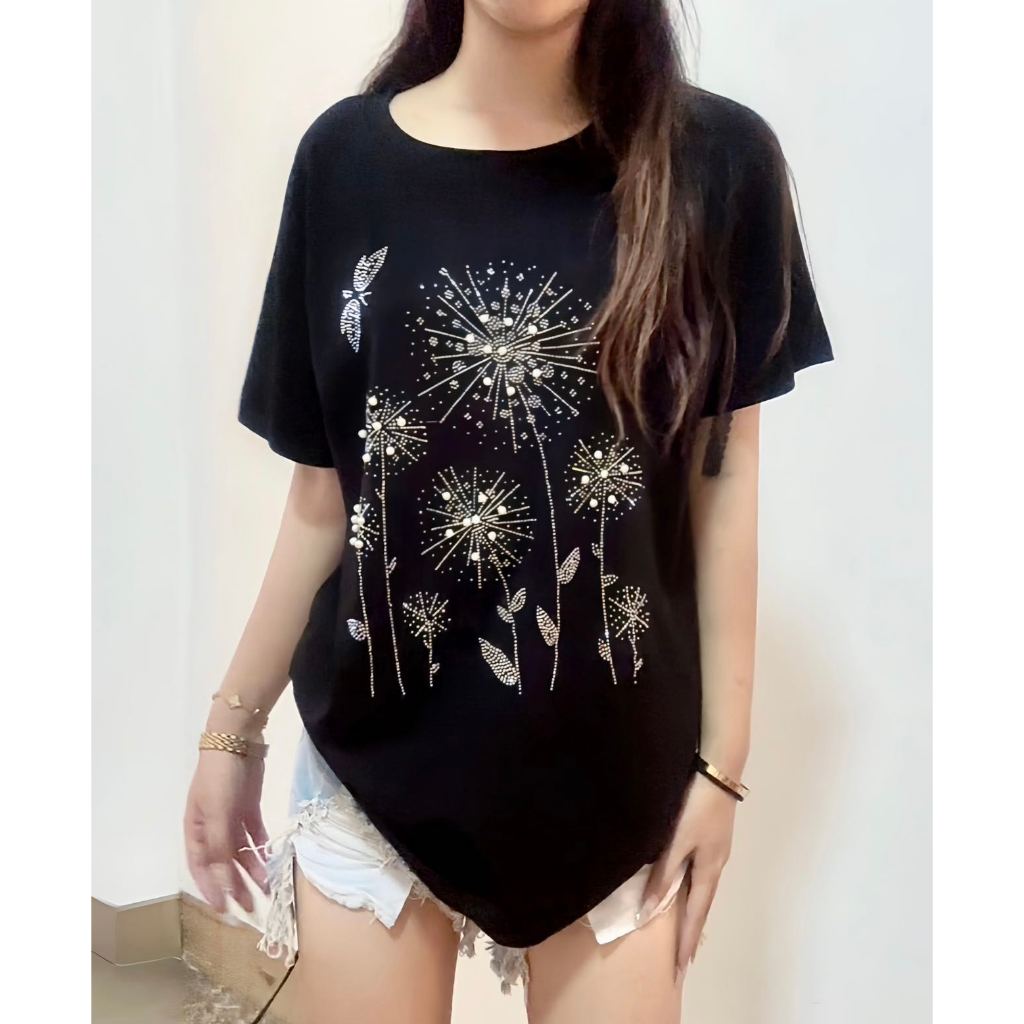 รุ่น-354 เสื้อยืดผ้าคอตตอนแขนสั้นคอกลมมาใหม่ แต่งด้วย (เพชรและไข่มุก) ไม่หลุดง่าย ผ้านุ่มสวมใส่สบายพร้อมส่ง จากกรุงเทพ