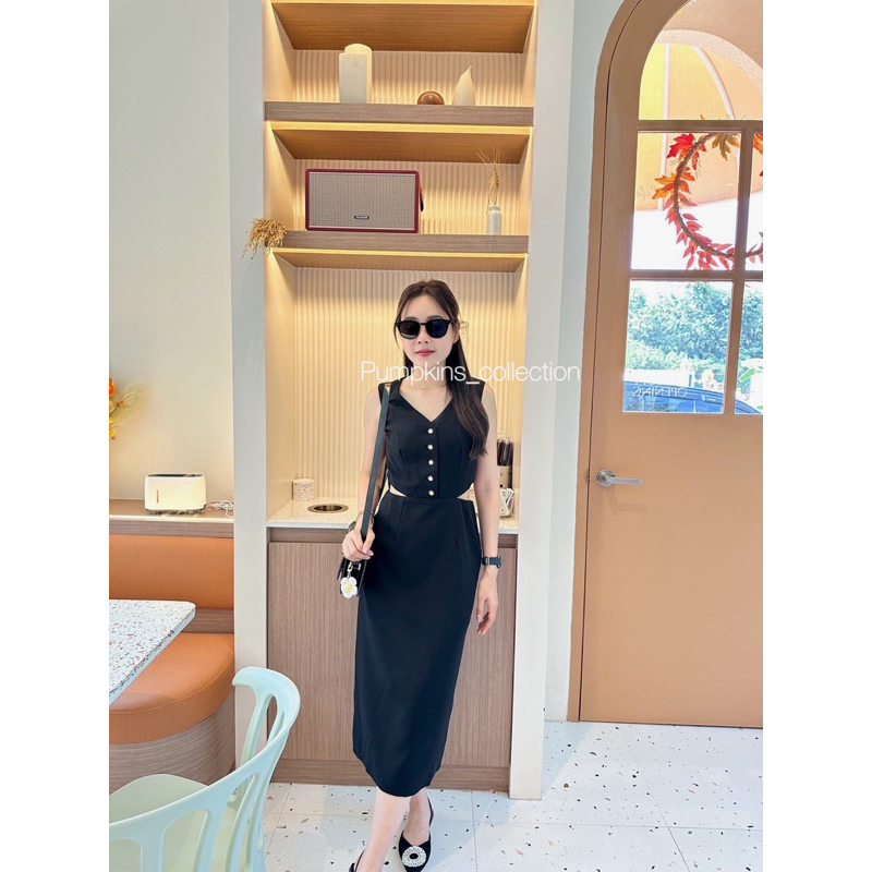 So black dress 🖤 เดรสเว้าเอว