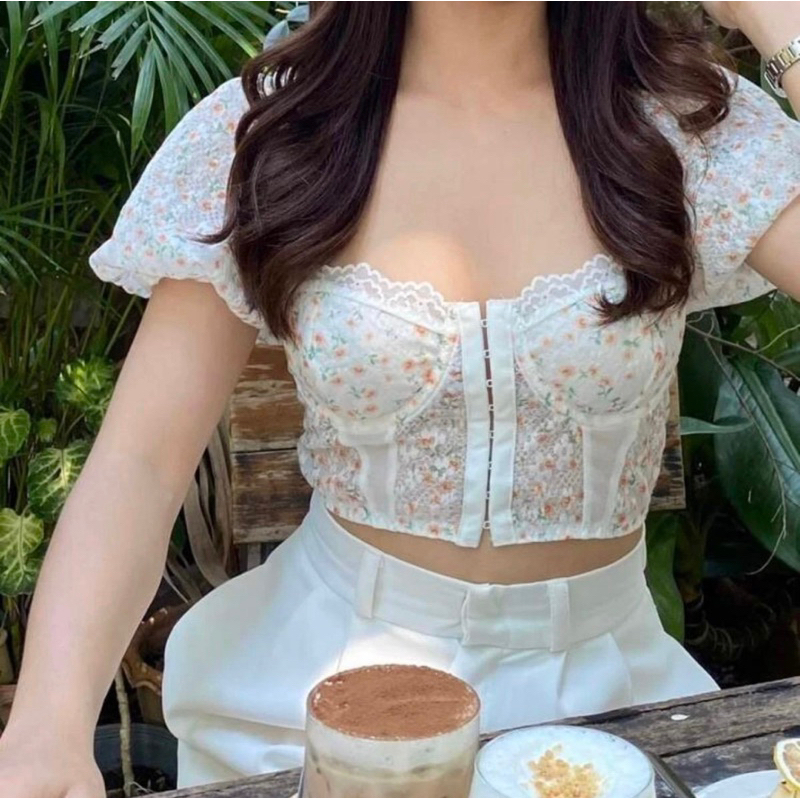 พร้อมส่ง เสื้อครอปคนสวยงานฉลุดอกไม้ Daisy crop ตะขอหน้า ดูมีเอว