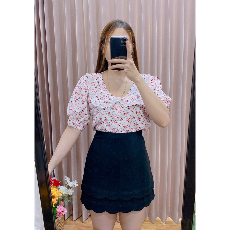 เสื้อคอบัวกระดุมหน้าลายดอกสวยไปกแต่งระบายลูกไม้ อก42ยาว23ผ้าไหมอิตาลี