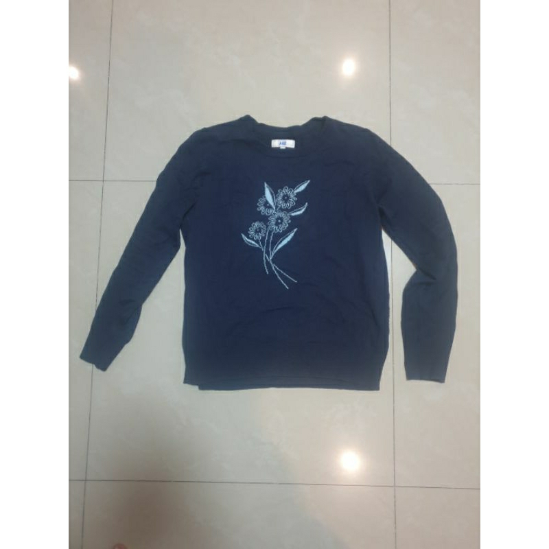 เสื้อกันหนาวไหมพรม AIIZ รุ่นนี้หาไม่มีแล้ว สีกรมท่า รอบอก 35นิ้ว มือสองสภาพ 80%