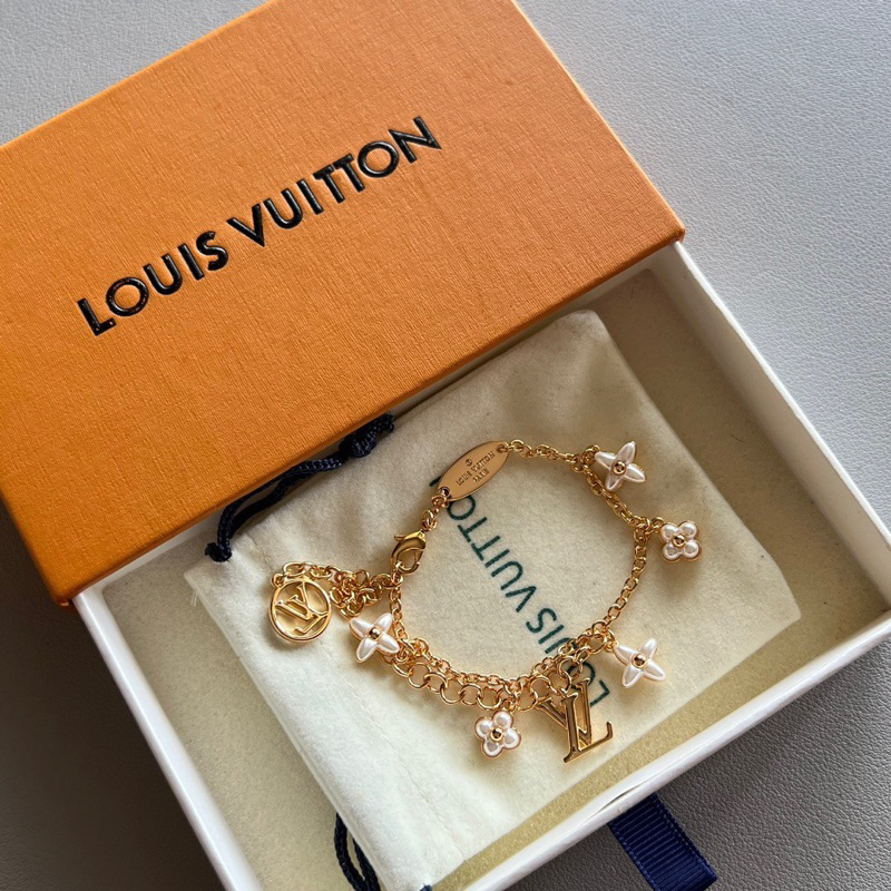 ข้อมือ LVเกรดVIP สั่งในช้อปปี้เท่านั้น พร้อมกล่อง