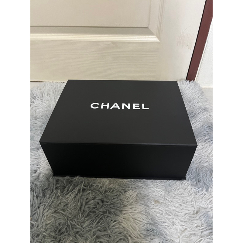 กล่องกระเป๋าชาแนล/Chanelแม่เหล็กแท้มือสอง 12”9”4.5นิ้ว