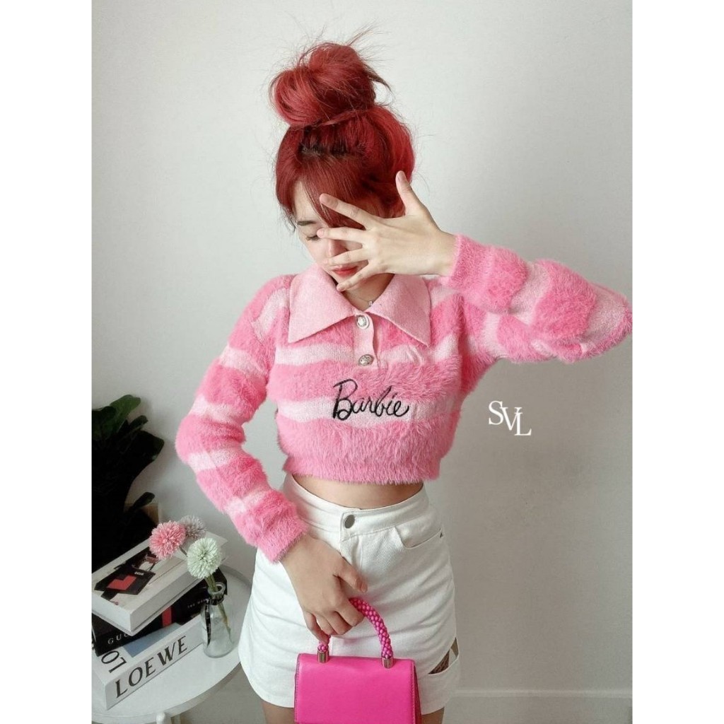 win.win.shop #WC1 เสื้อครอปไหมพรมแขนยาวขนมิ้งทั้งตัว งานปักอักษร Barbie น่ารักมาก