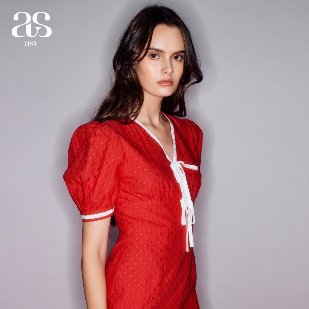 [asv rs24] Merely Pencil Dress เดรสผู้หญิง คอวี แขนสั้นพอง คอแต่งโบว์และเทปปีเก้ ผ้าคอตตอนปักลายจุด - รูปที่ 4