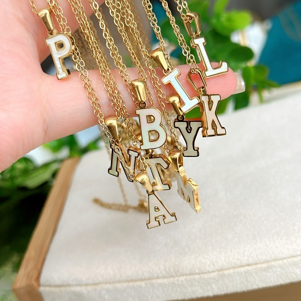 สร้อยคอสเตนเลสสตีล จี้ตัวอักษร A-Z สีทอง ชุบ18K AZ09