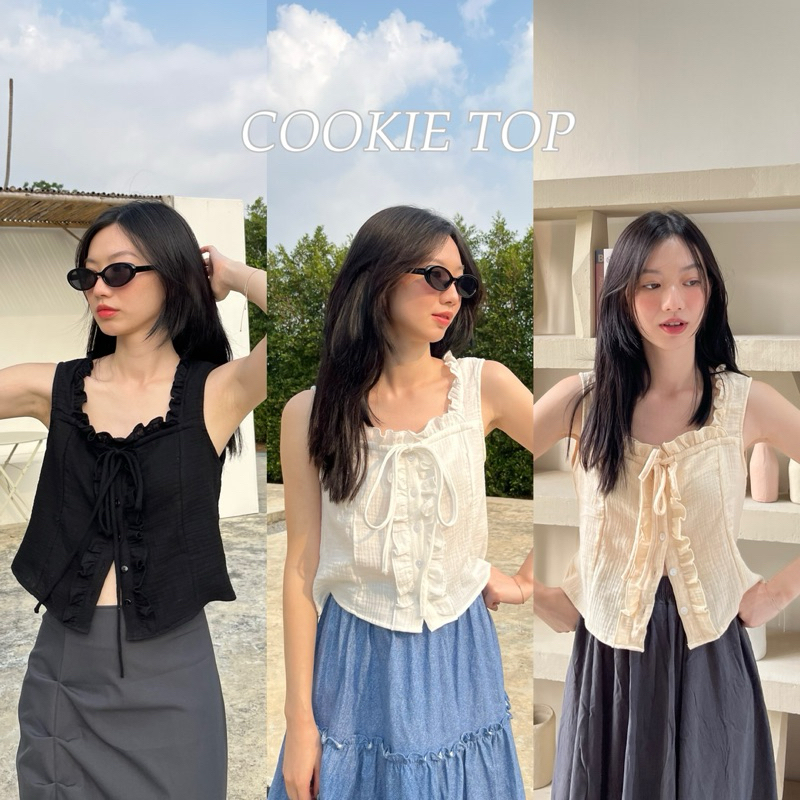 COOKIE TOP - เสื้อครอปกระดุมหน้า แต่งขอบระบาย (nita.bkk)
