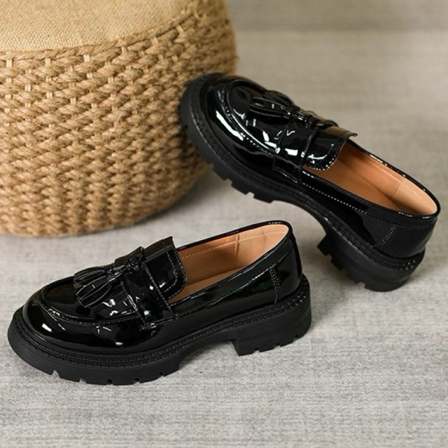 รองเท้าหนังดำเงาคัทชูผู้หญิงหุ้มส้นแต่งพู่ มีถึงไซส์ใหญ่ 35-43 งานพรีเมี่ยมตรงปกส้นสูง 4cm. รองเท้าเป็นงานนำเข้าไซส์มาตร