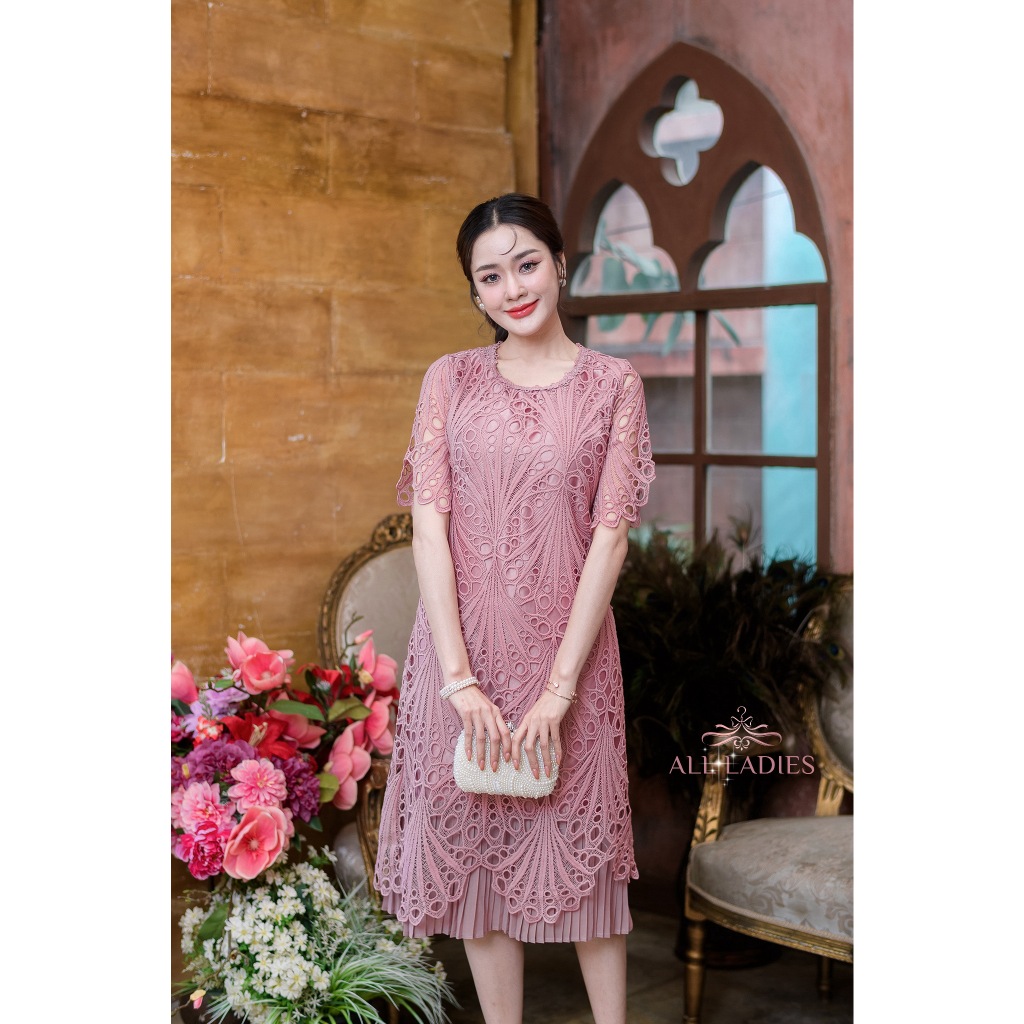All Ladies  เดรสลูกไม้นิ่มชายพลีท สวยหวาน งานมีซับในทั้งชุดค่ะ  ไม่ระคายผิว ซิปหลัง