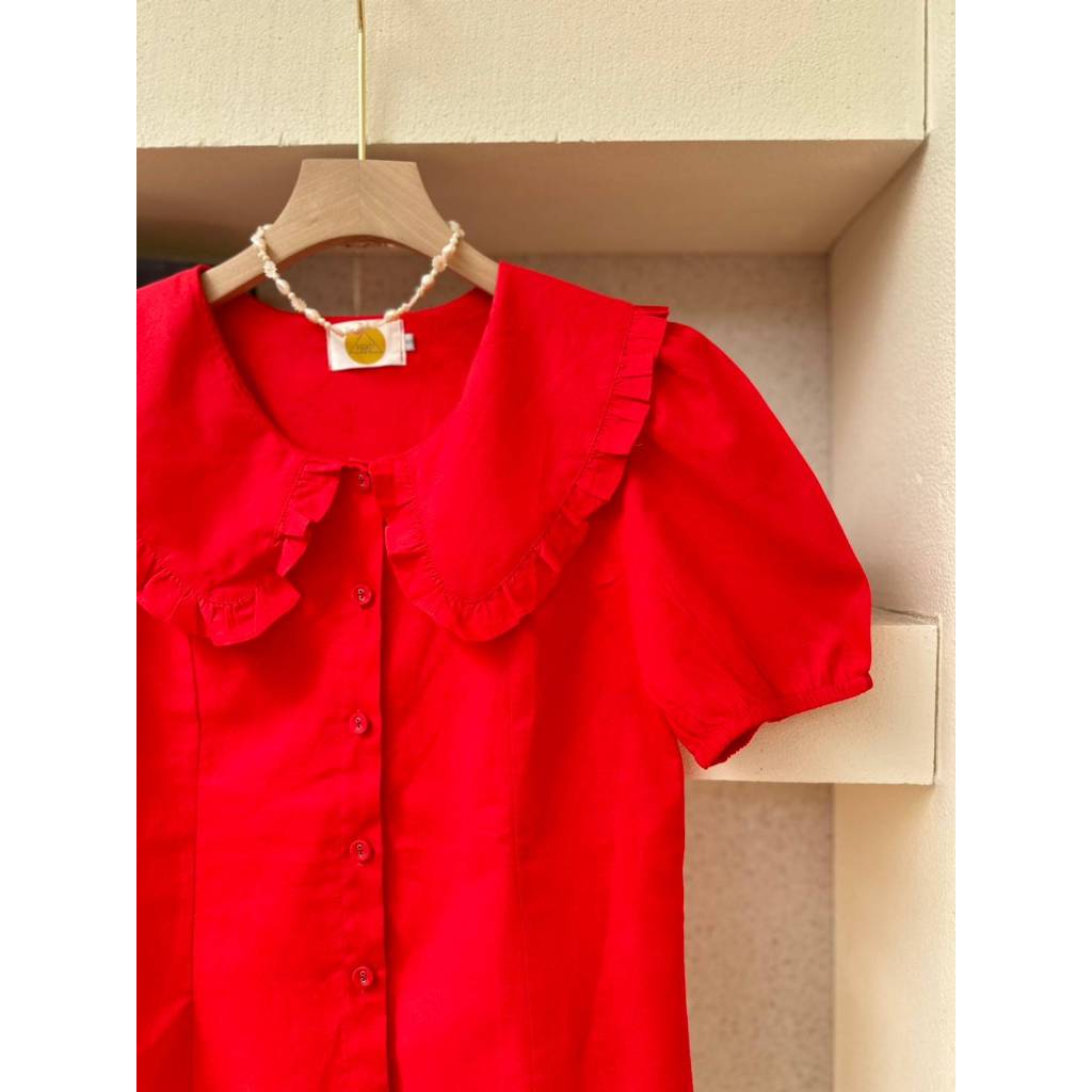 (fi1)เสื้อคอบัวชายระบายสีแดงผ้าลินินแขนพองตุ๊กตาแต่งกระดุมด้านหน้างานป้ายfight