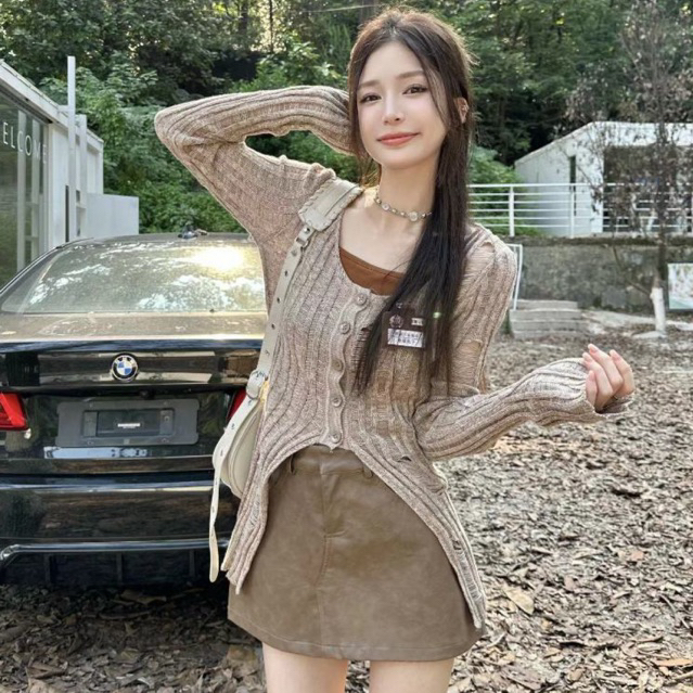 🧶MKL🧶 เสื้อถักไหมพรมแขนยาวคอวี ดีเทลแหวกกลางเก๋ๆ กระดุมหน้า สไตล์เกาหลี #Y41