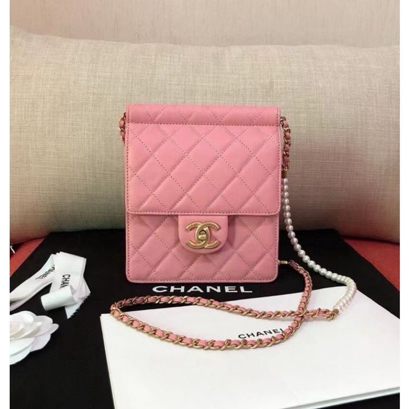 Chanel flap bag with fine pearl and gold chain