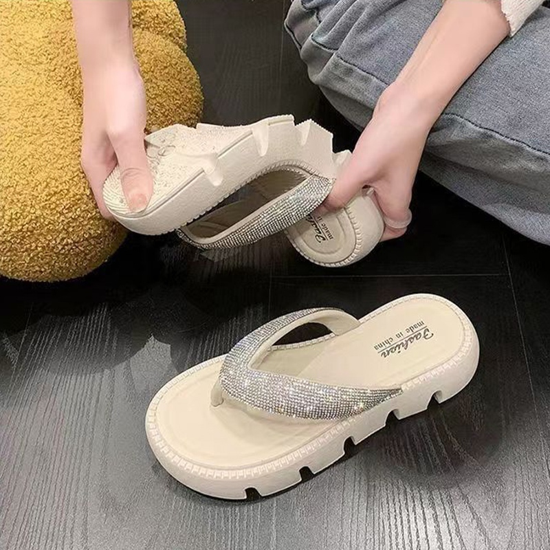 GFShop พร้อมส่ง รองเท้าแตะหูหนีบแฟชั่น ทรงเสริมความสูงสาวๆตัวเล็กห้ามพลาดใส่แล้วอย่างเข้า วัสดุยางใส่สบายแถมลูกเล่นด้วยเ