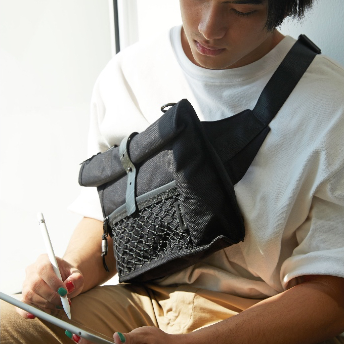 RETRIEVE-Belt Bag กระเป๋าคาดอกและสะพายข้าง,ใส่ Ipad, จากอวนจับปลาและยางรถที่ทิ้งแล้ว, กันน้ำ