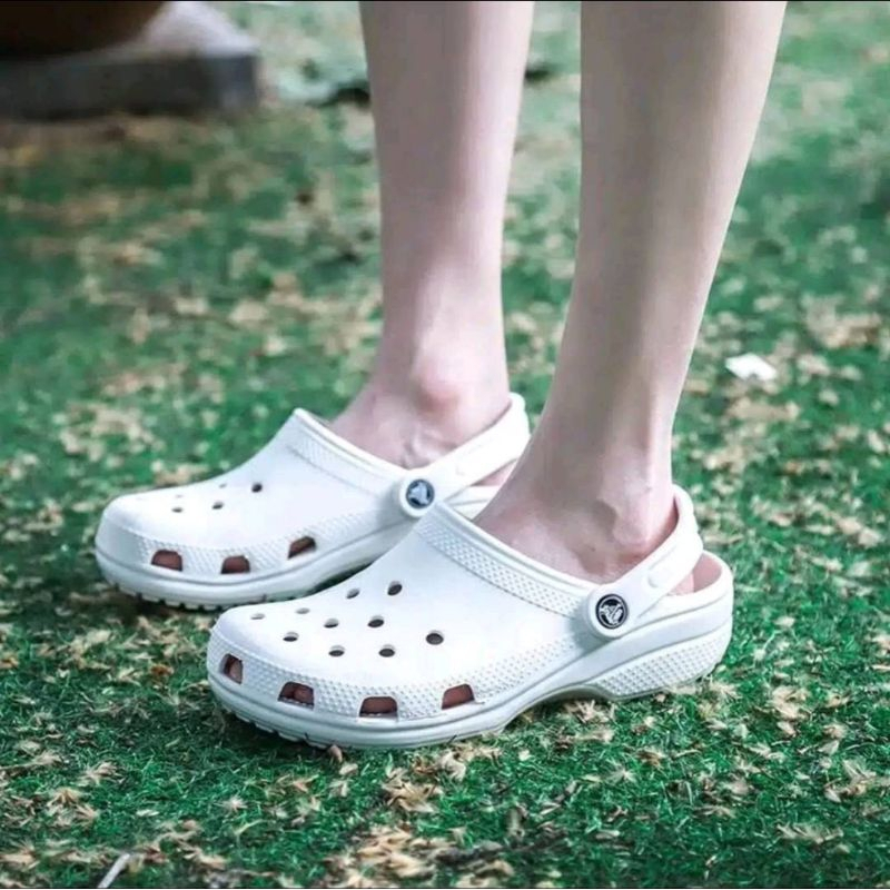 「จัดส่งในกรุงเทพฯ」Crocs CLASSIC CLOG รองเท้าแตะ หัวโต รองเท้าไปทะเล เหมาะกับเดินชายหาด สไตล์คลาสสิก สําหรับผู้ชาย และผู้