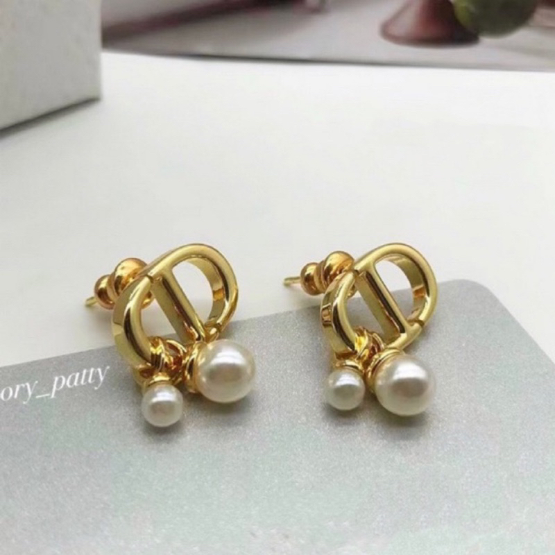 🧡ต่างหูCd รุ่นD31 pertit ตัวเรือนสีทองมีมุกเล็กๆห้อนหวานๆคุณหนูๆสุดค่ะ รุ่นนี้เหมาะกับeveryday lookสุดๆค่ะ✨