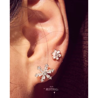 Julys - acrylic daisy stud earrings
