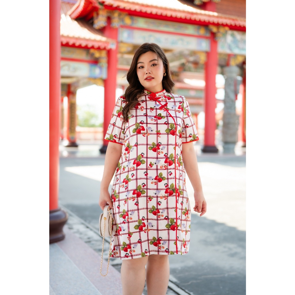 DR251 กี่เพ้าสตอเบอรี่ เสื้อผ้าพลัสไซส์ Plussize Fashion ชุดคนอ้วน แฟชั่นสาวอวบ