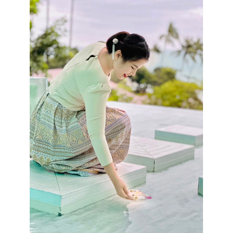 ชุดใส่ทำบุญ กระโปรงผ้าฝ้าย เสื้อครอปชินมัยสีเบจ งานสั่งตัด M Lada lanna collection 💕
