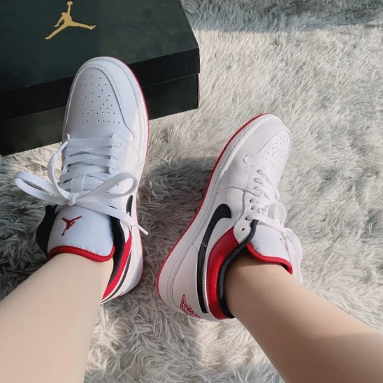 (ของแท้ 100%) Nike  Air Jordan 1 low "chicago Sports shoes white and red