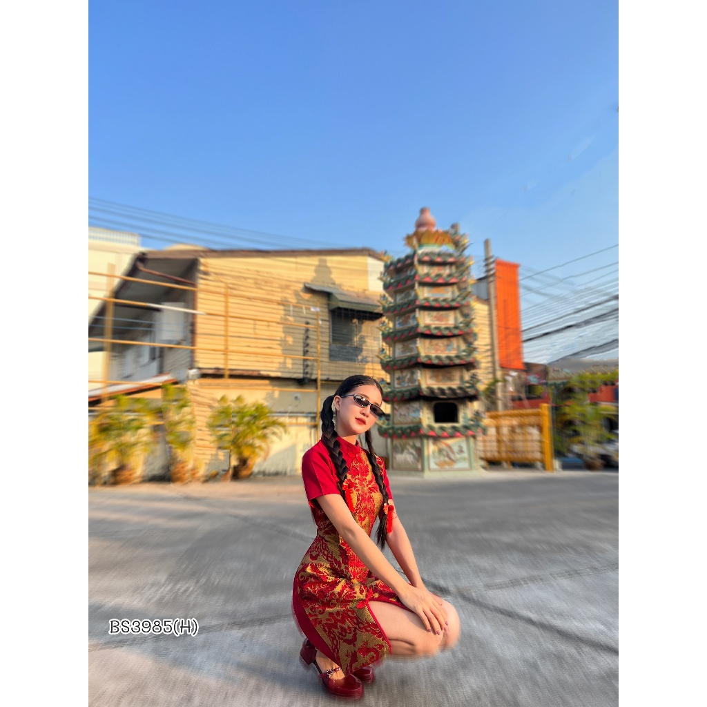 BS3985  เดรสกี่เพ้า ผ้าทอปักดิ้นทอง แต่งผ้าแต่งกระดุมจีน ซิปหลัง - รูปที่ 2