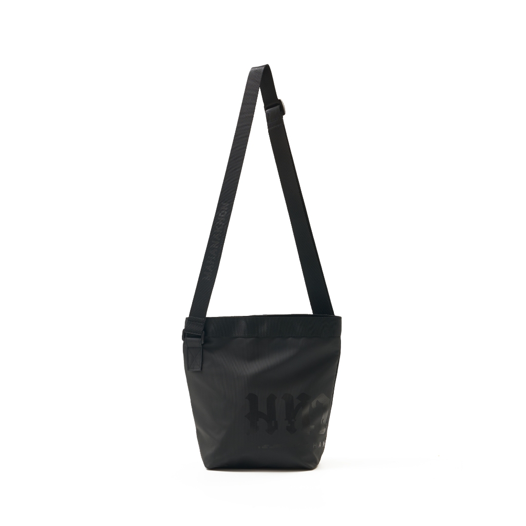 MAHANAKHON CROSSBODY BAG TONE ON TONE กระเป๋าสะพายข้าง สีดำ