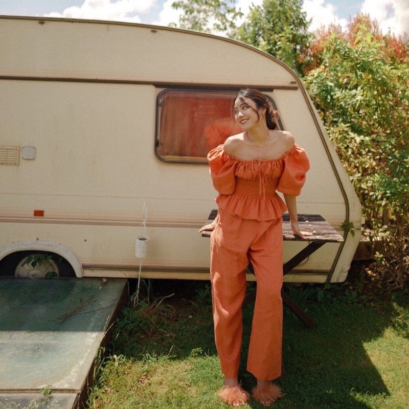 ravii.bkk รุ่น stayhome blouse เสื้อปาดไหล่ สีเขียวเข้ม