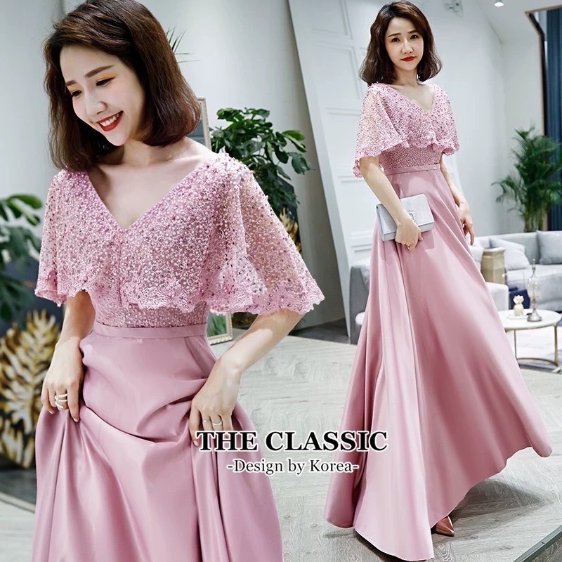 M-3XL//The classic มี 2 สี สีชมพู สีครีม เดรสยาว อกหมุดมุก ช่วงบนใช้ผ้างานปัก แต่งขอบลูกไม้ ตอกหมุดมุก แต่งเพชร