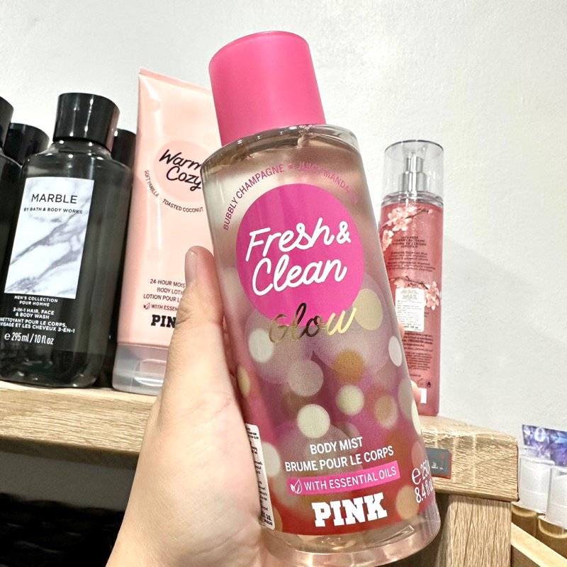 Victoria secret’s PINK Holiday Mist Fragrance Fresh and & Clean Glow250ML/8.4OZ น้ำหอมฉีดตัวกลิ่นเฟร