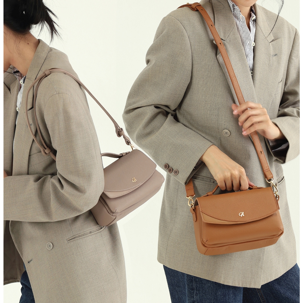 คล่องตัวดีเทลจัดเต็ม คล้ายแนว WOC แต่จุได้มากกว่า รุ่น Megan มีช่องบัตรธนบัตรในตัว Charin bag