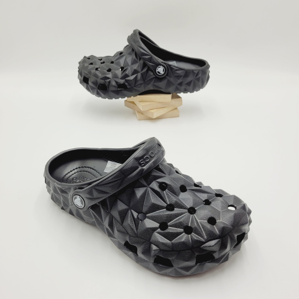 รองเท้าลำลองแฟชั่น สไตล์ Crocs Classic Lined Geometric Clog