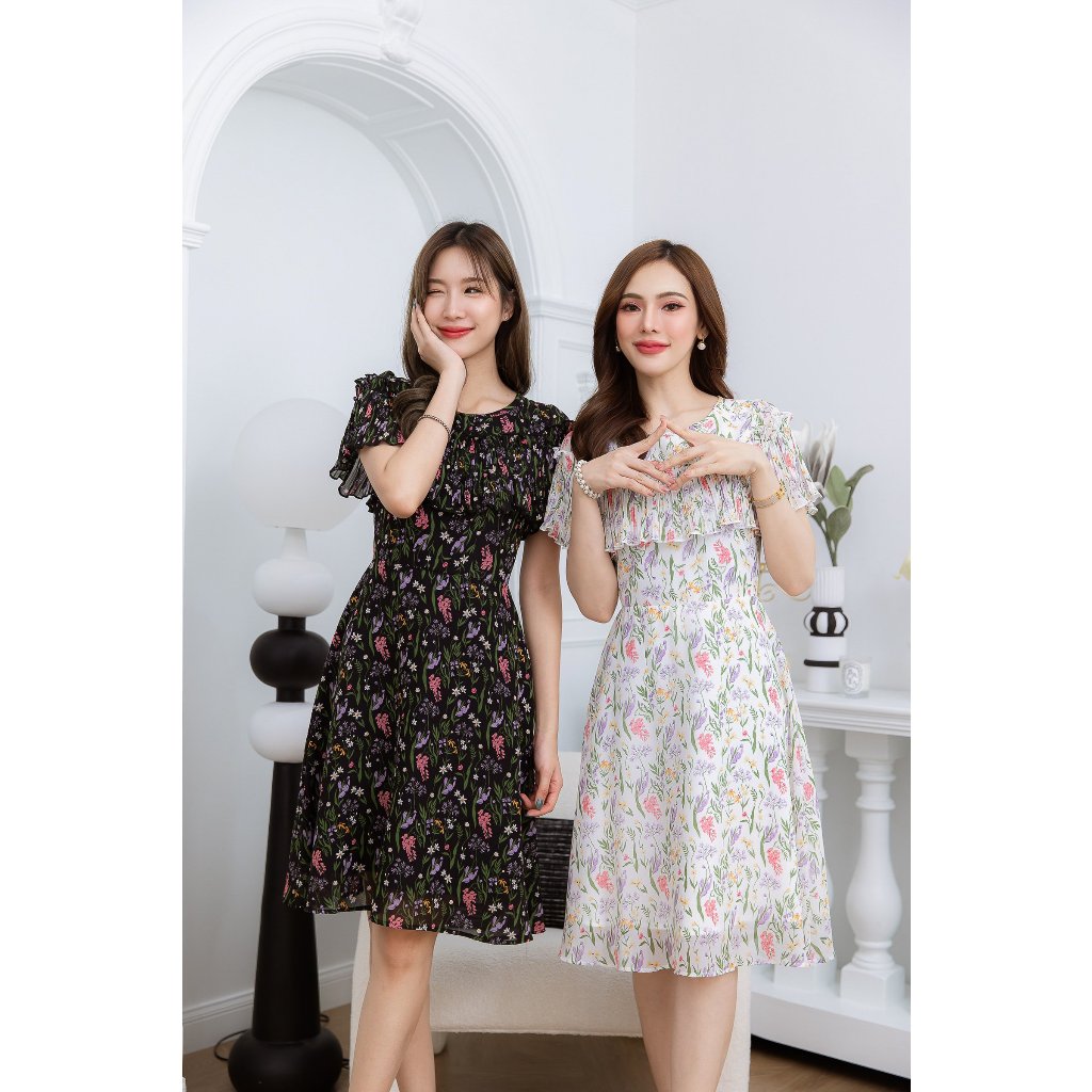 เดรสชีฟอง มีดีเทล อกระบายอัดพลีทรอบตัว แพทเทิร์นสวยเก๋มากๆ ผสมผสานกับผ้าลายดอกน่ารักสดใส มีผ้าผูกเอวแถมใส่แบบไหนก็สวยค่ะ