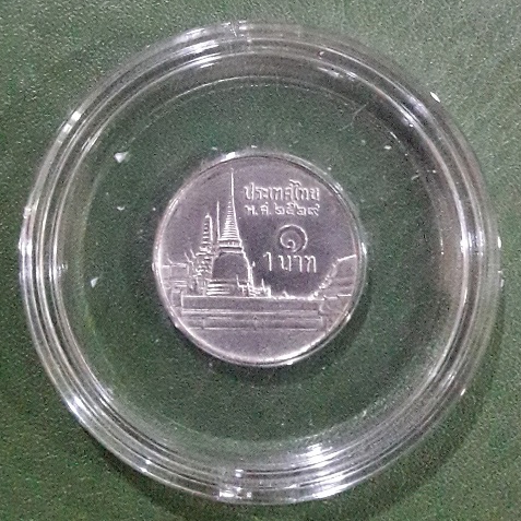 เหรียญ 1 บาท ปี พ.ศ.2529 (ช่อฟ้าสั้น) ไม่ผ่านใช้ เก่าเก็บสวย พร้อมตลับ (ตัวติดอันดับที่ 1)