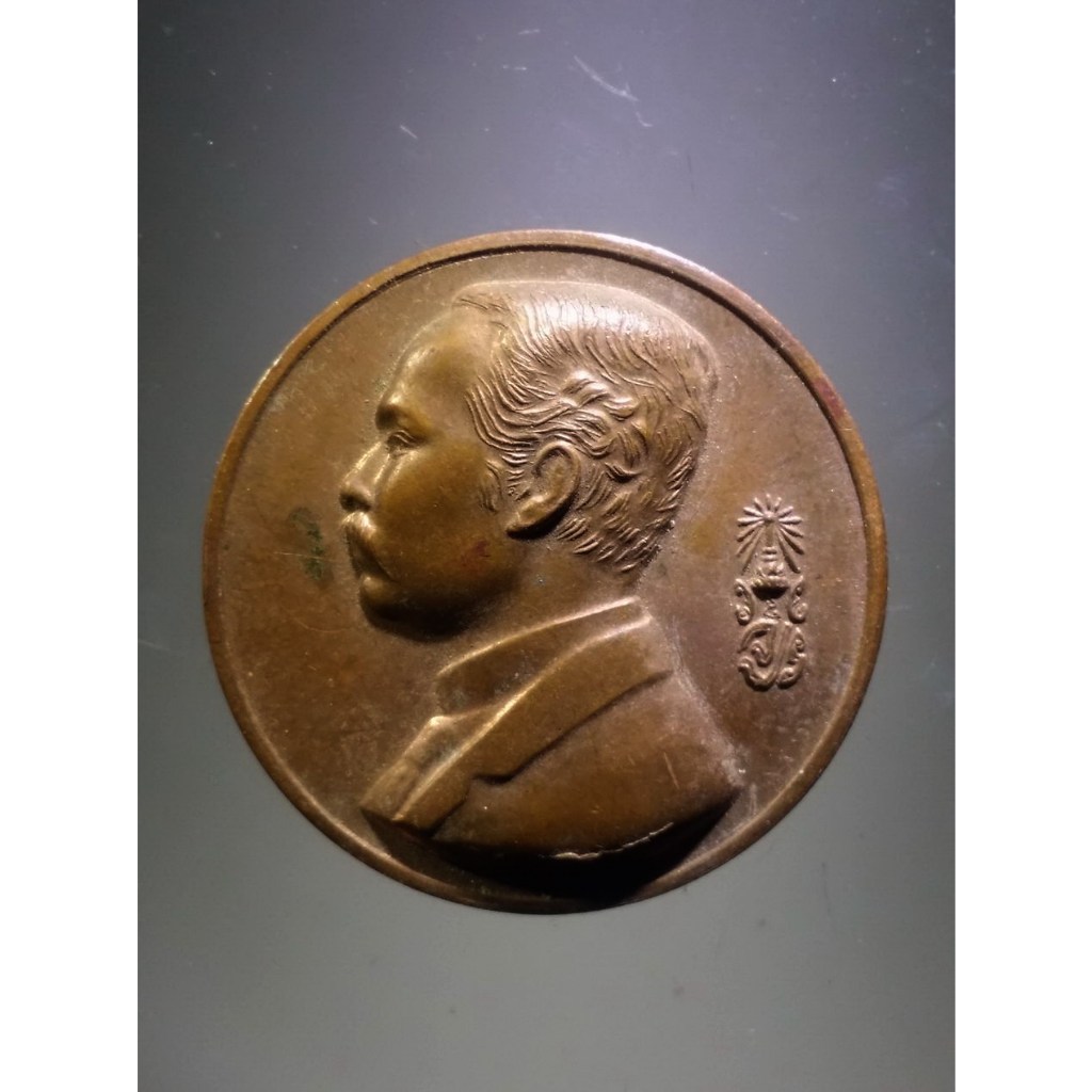 Antig Fast 1477  เหรียญรัชกาลที่ 5 สมเด็จพระปิยะมหาราช ไม่ทราบปีที่สร้าง เก่าครับ เหรียญนี้ พระมีขนาดกว้าง  3.18     cm