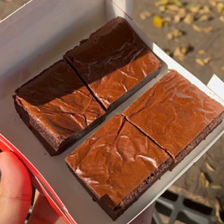 Fudge Brownie เมอร์เกอรี่บราวนี่ฟัดจ์ เนื้อหนึบหนับกำลังดี หวานขมเข้มข้นกลมกล่อม