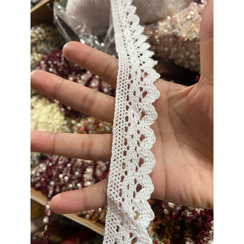 ลูกไม้โครเชต์ 1นิ้ว ตัดขายสีละ15หลา 180฿ สีขาว สีครีม