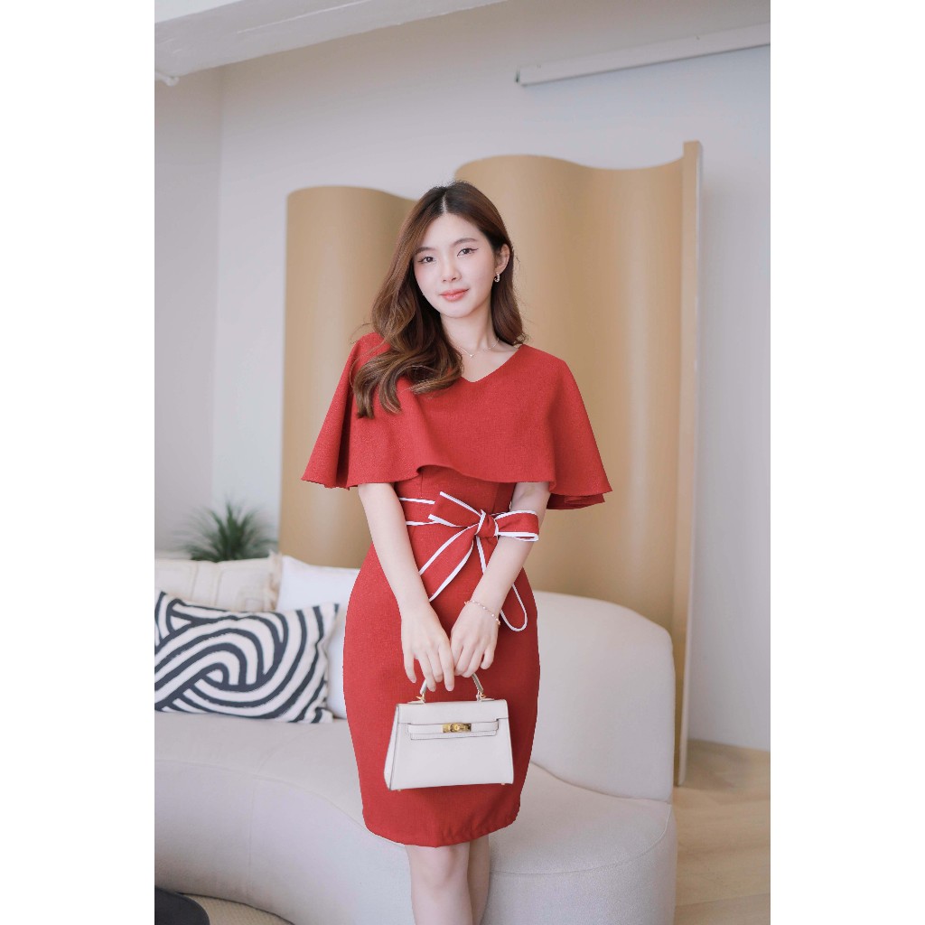G348 ชุดเดรสสีแดง (สีพื้นคลุมไหล่)