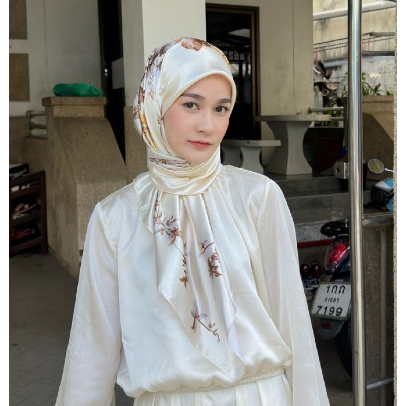 Satin bawa ผ้าคลุมสามเหลี่ยมซาติน หรูหรา ขนาด 90*90