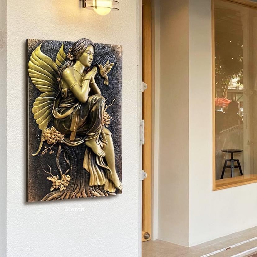 ภาพติดผนัง รูปนางฟ้า ขนาดกว้าง 58 สูง 95 cm. ใช้ตกแต่งผนังเพื่อความสวยงามมีลักษณะงดงาม สื่อความหมายถ