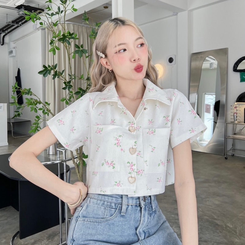 เสื้อเชิ้ตคอปกทรงครอปแต่งกระเป๋า2ข้าง กระดุมทองหัวใจ ผ้าดีมากๆ/ E2-3 // COOK-ใจลาย ⚫