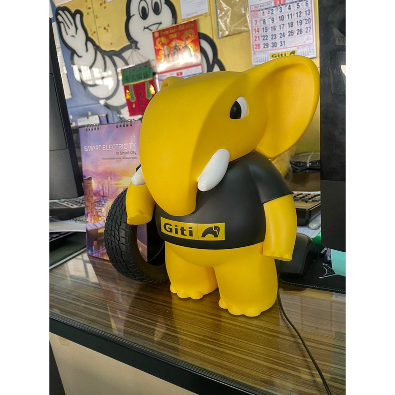ตุ๊กตาช้าง GiTi ของแท้ ของใหม่ สําหรับตั้งโชว์ สูง 30cm. เป็นแบรด์ยางชั้นนํา คู่แข่งมิชลิน + ฟรี Air valve 1ชุด/ 4 ชิ้น