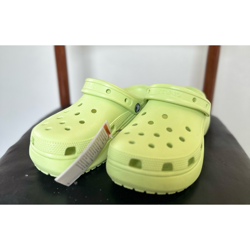 CROCS Classic Platform Clog รองเท้าลำลองผู้หญิง