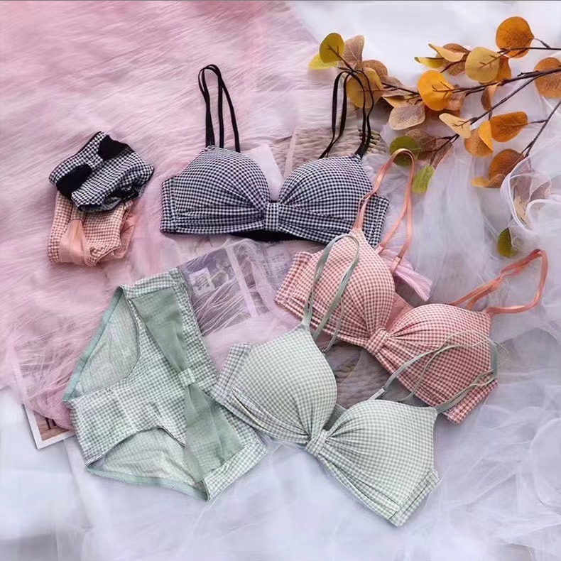 BRA13ชุดชั้นในแฟชั่นสุดเซ็กซี่สำหรับผู้หญิง มีฟองดันทรงในตัว เสื้อชั้นใน​ ไร้โครง ผ้านุ่มใส่สบาย มีกางเกงในขายแยก ทรงสวย