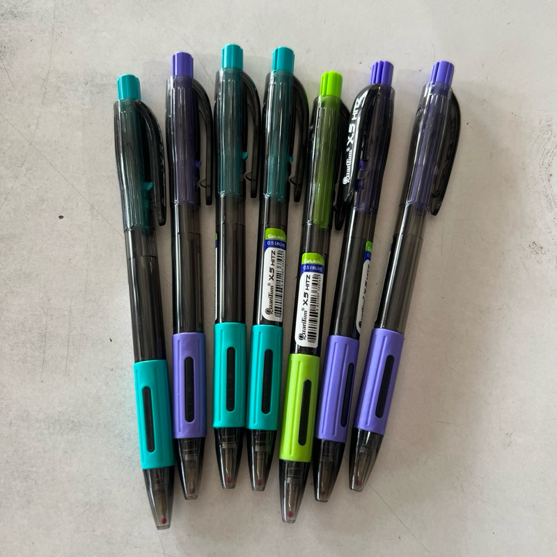 Quantum ปากกาลูกลื่นสีน้ำเงิน ควอนตัม เขียนลื่น สีคมชัด สุ่มสี