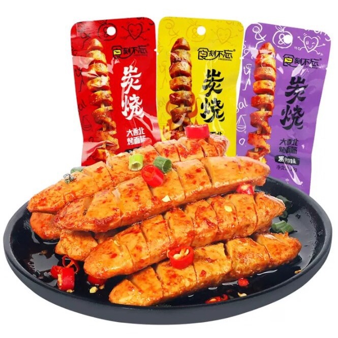 ไส้กรอกทรงเครื่อง 烤面筋 ขนาด26g รสชาติเผ็ดอร่อย เนื้อแน่นหนึบ นุ่ม หอมเครื่องเทศเข้มข้น อร่อยทานเพลินเป็นของว่าง