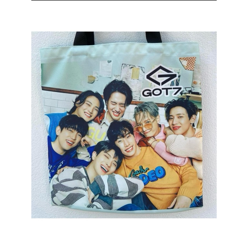 กระเป๋าผ้าพิมพ์ลายGot7 ไม่มีซิบนะคะ จะมีให้เลือก3ลายค่ะ